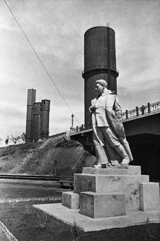 Una statua di Stalin a Mariupol nel 1940