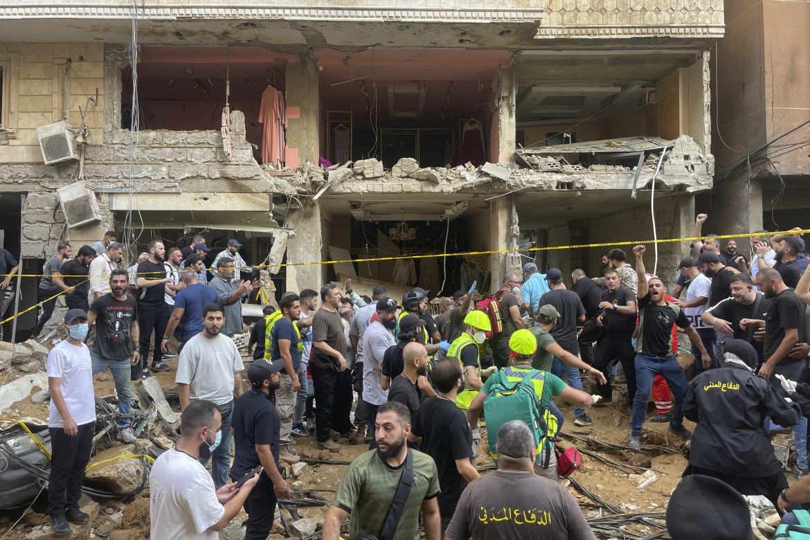 L’edificio colpito ieri dall’aviazione israeliana nella periferia sud di Beirut