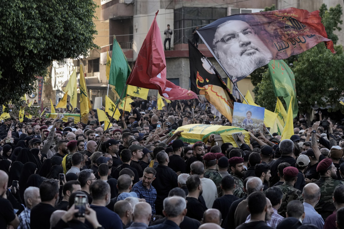 A Beirut si chiude con un funerale la settimana più difficile per Hezbollah