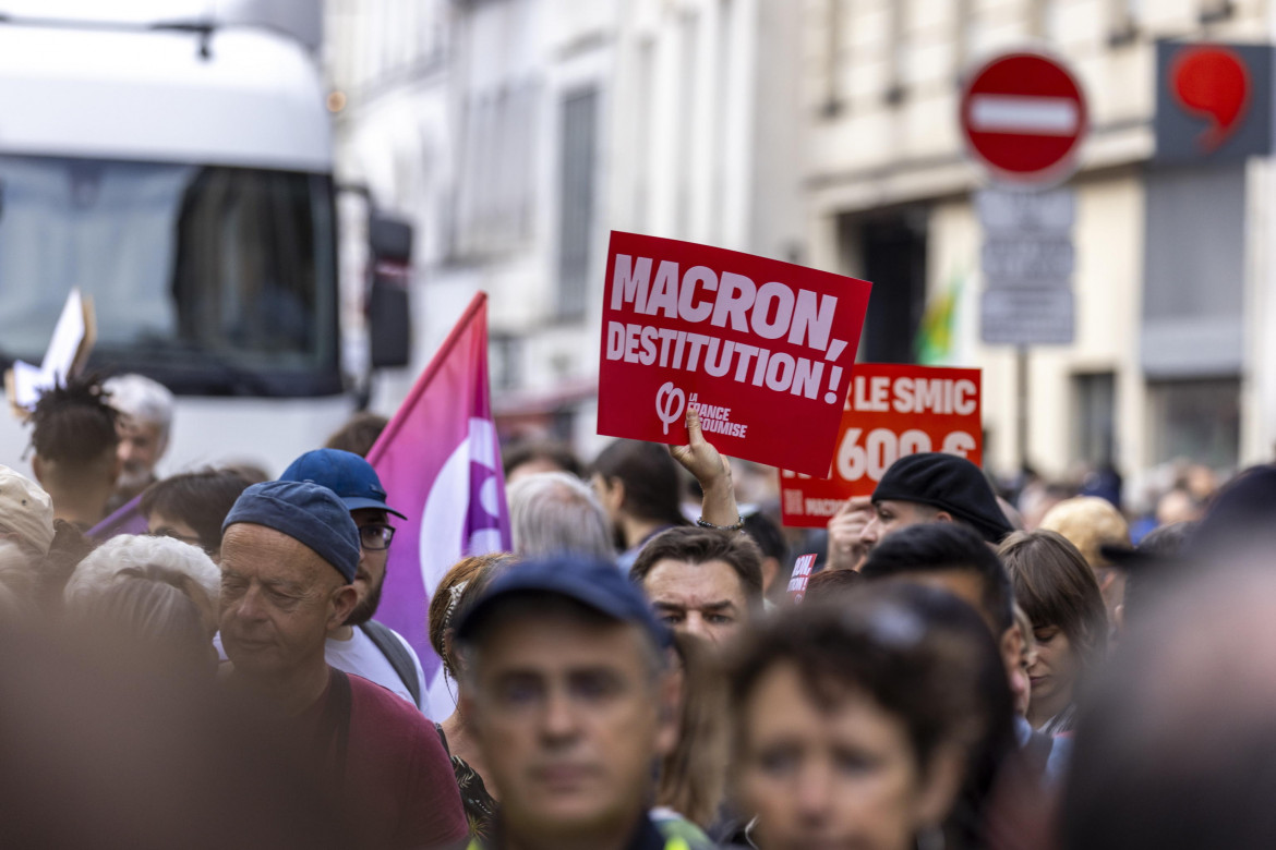 La protesta contro il governo Barnier-Macron: «Che senso ha votare?»