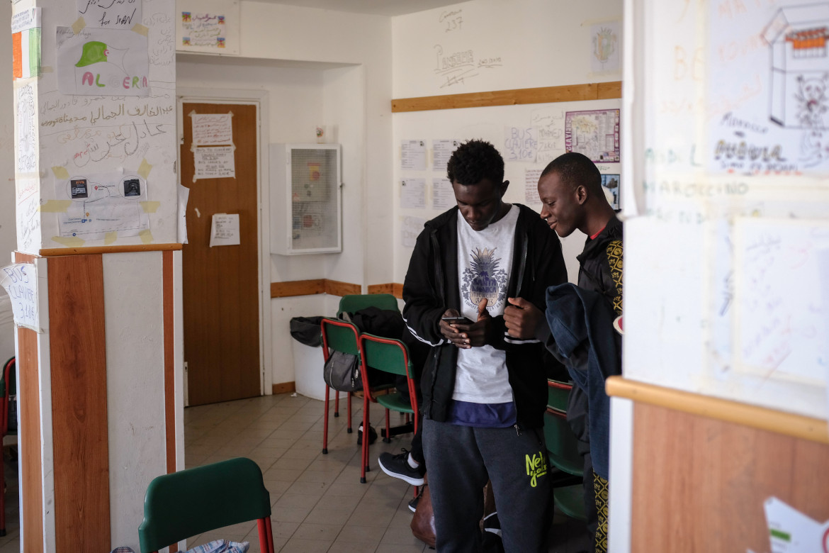 In centro di accoglienza per migranti foto LaPresse