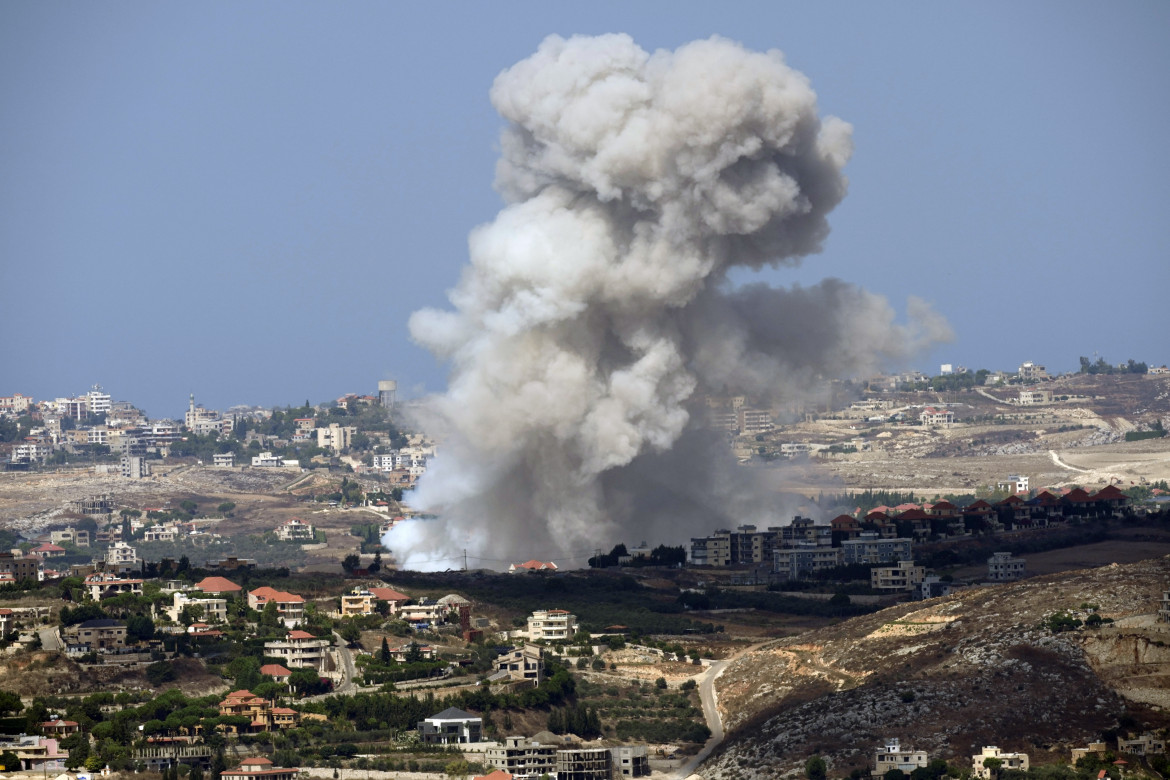 I bombardamenti israeliani sui villaggi del distretto di Nabatiyeh, nel sud del Libano foto di Hussein Malla/Ap