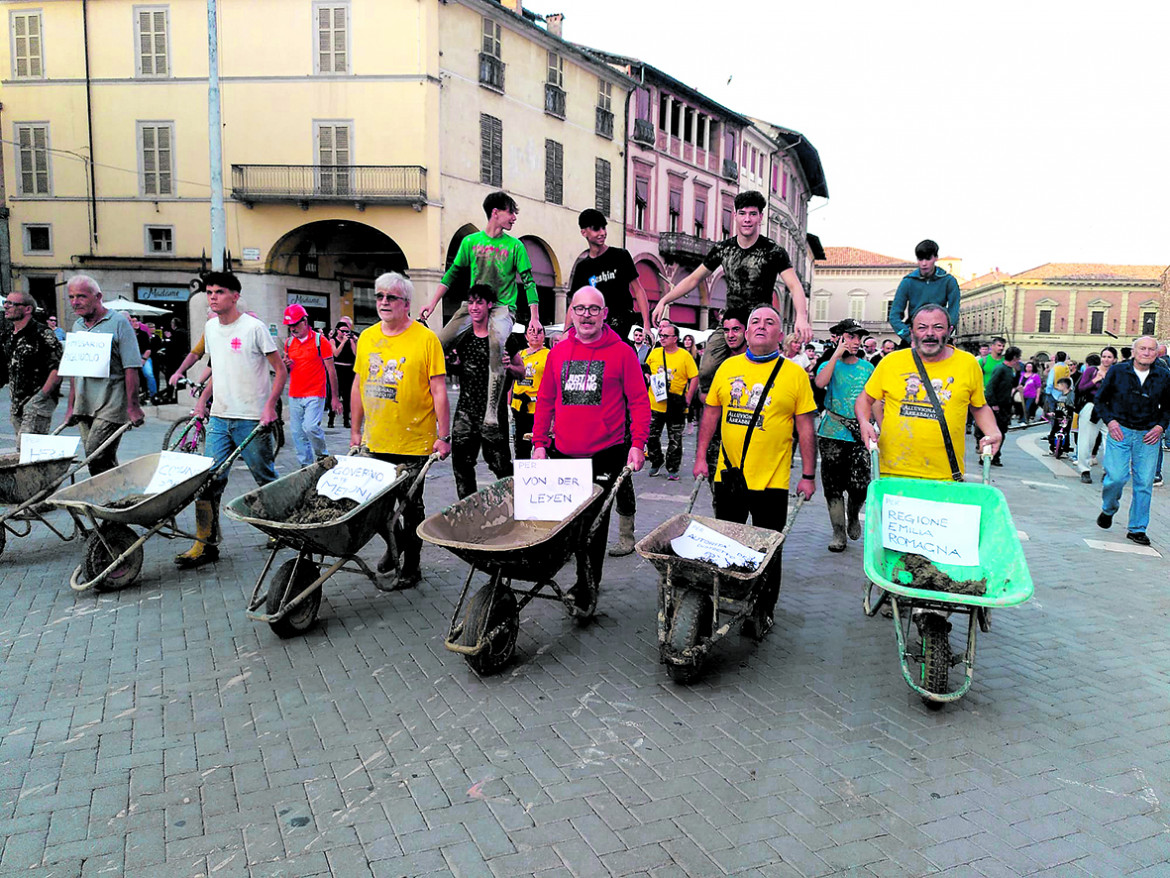 Faenza, manifestazione di protesta dopo l’ultima alluvione