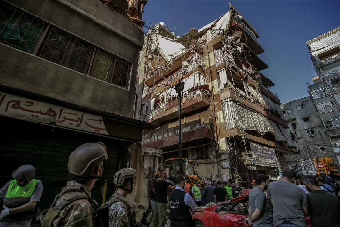 La palazzina di Beirut colpita ieri da un raid israeliano: almeno sei gli uccisi, 15 i feriti