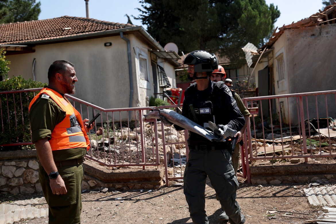 I resti di un missile lanciato dal sud del Libano nella cittadina di Safed