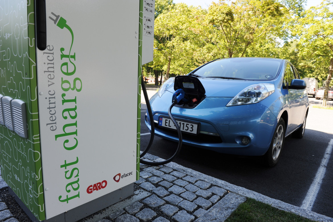 Un punto di ricarica per auto elettrica a Oslo