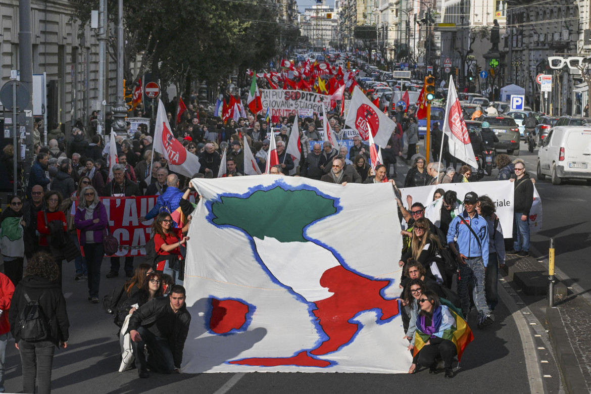 Napoli, manifestazione contro la riforma dell'autonomia differenziata