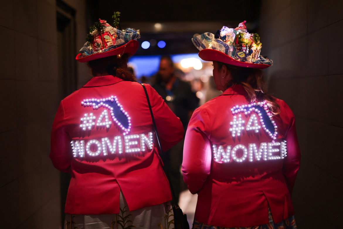 Due donne indossano giacche della campagna per l’Amendment 4 alla convention democratica di Chicago