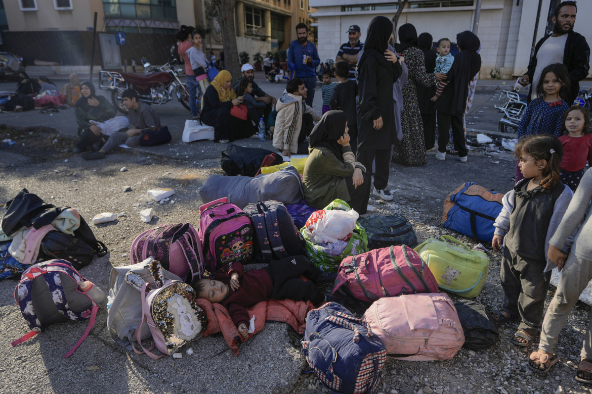 Famiglie sfollate a Beirut, in piazza dei Martiri, sabato 28 settembre foto Bilal Hussein/Ap