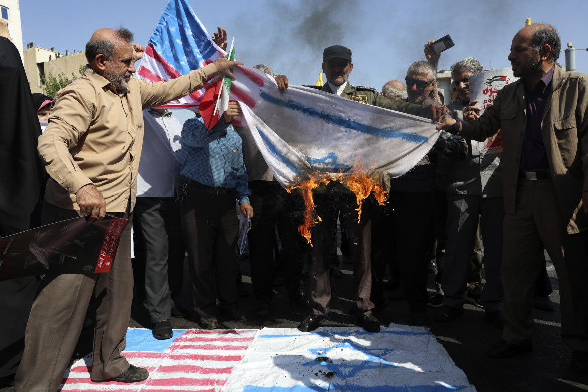 Le bandiere statunitense e israeliana bruciate a Teheran foto Ap/Vahid Salemi