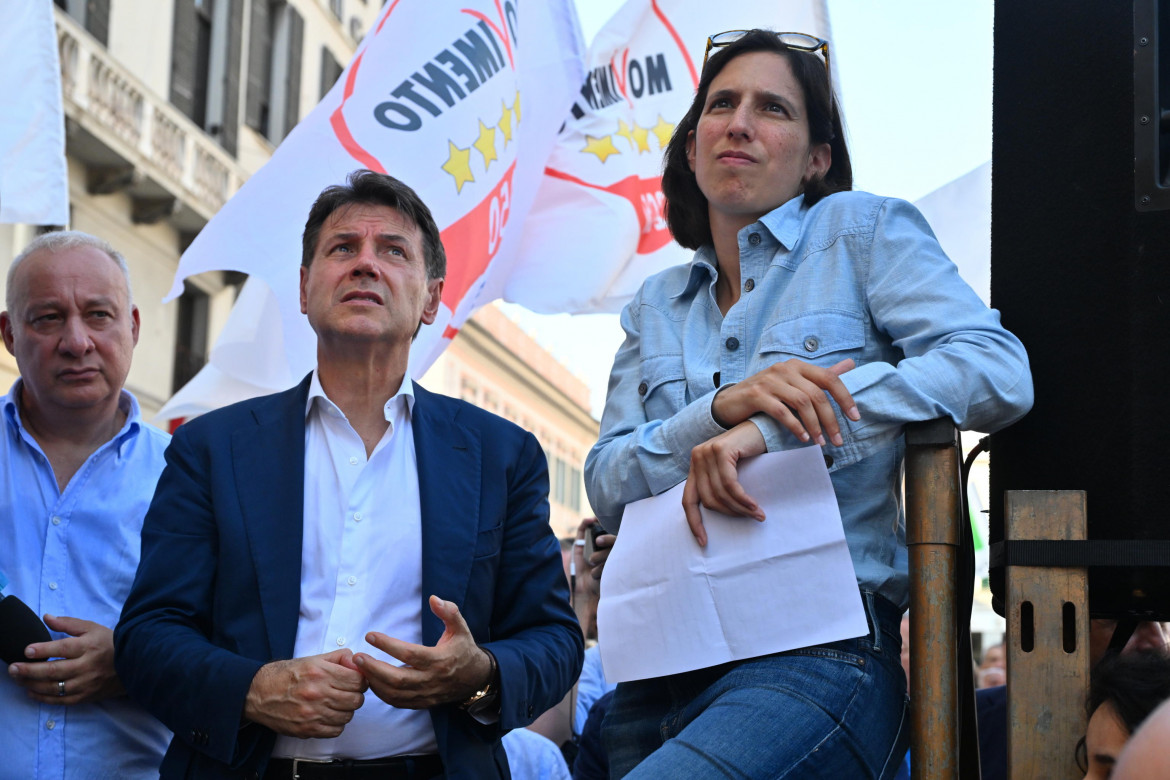 Giuseppe Conte ed Elly Schlein durante una manifestazione a Genova foto Ansa