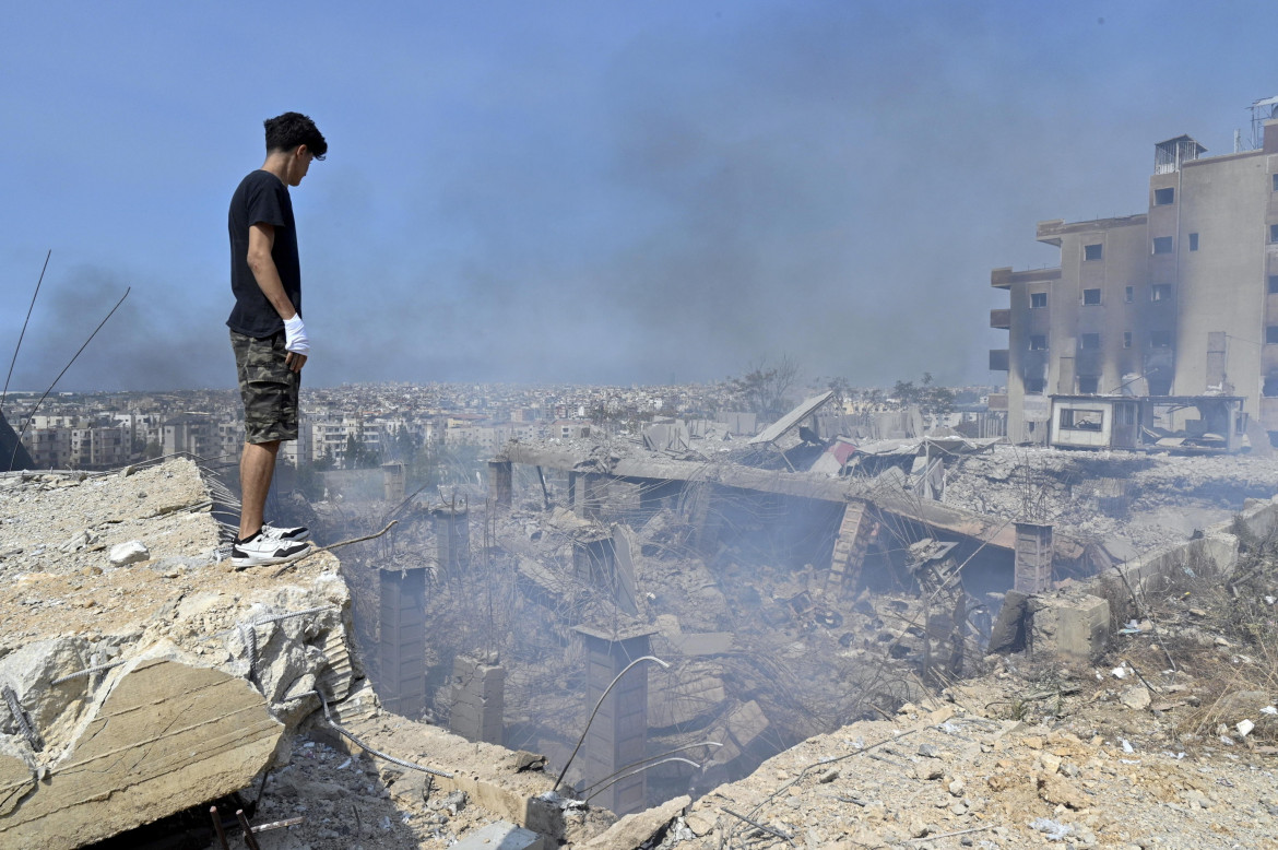 I resti dell’edificio colpito dall’attacco aereo israeliano a Choueifat, a sud-est di Beirut, in Libano, 28 settembre 2024 foto di Wael Hamzeh/Ansa