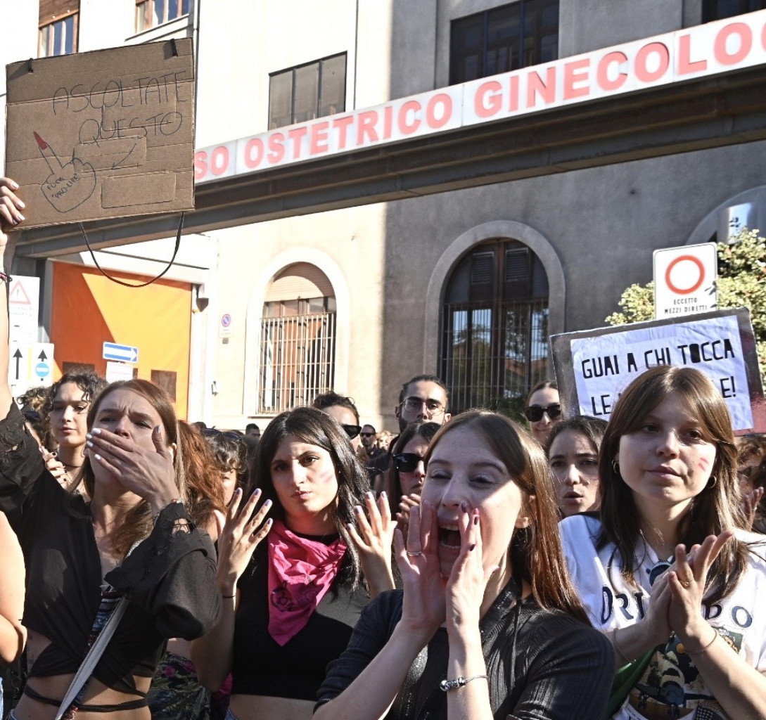 Torino, manifestazione di Non una di meno foto Ansa