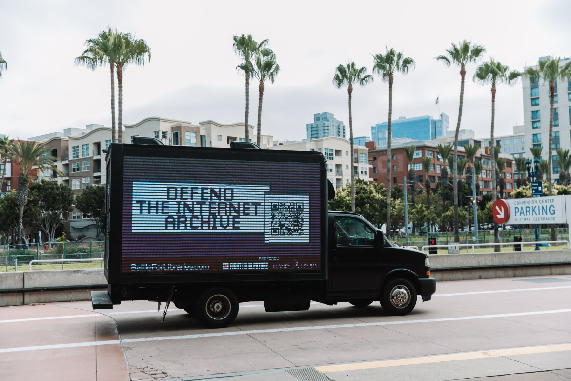 Il camion della campagna per Internet Archive a San Diego