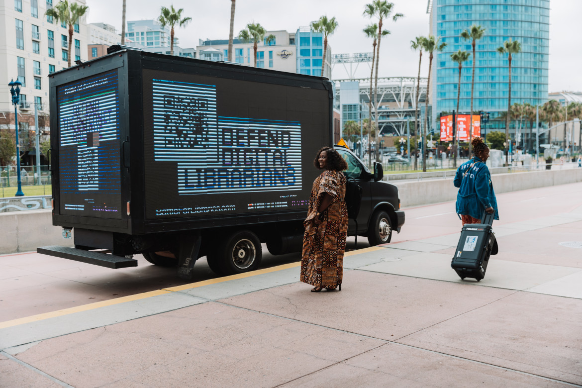 Il camion della campagna per Internet Archive a San Diego