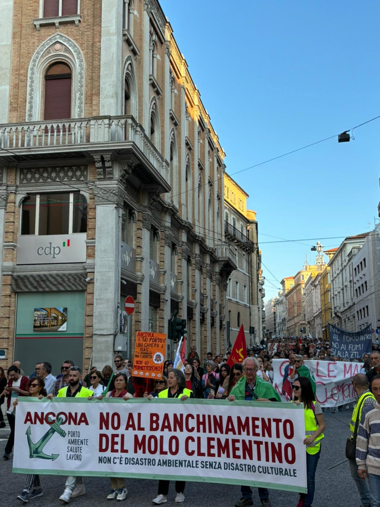 Ancona, mille in piazza contro le grandi navi