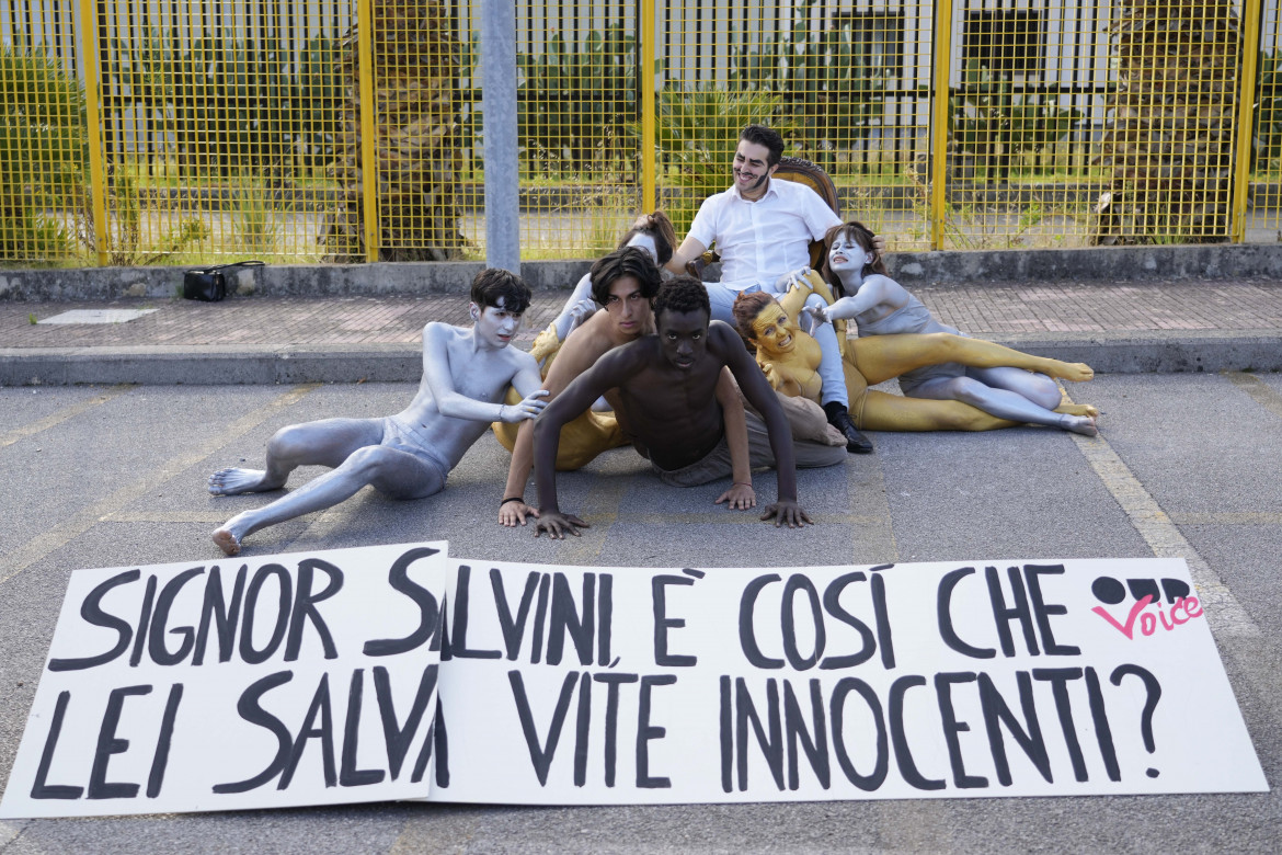 Protesta "teatrale" di fronte al Tribunale di Palermo in occasione della prima udienza del processo contro Salvini, nell'ottobre 2023