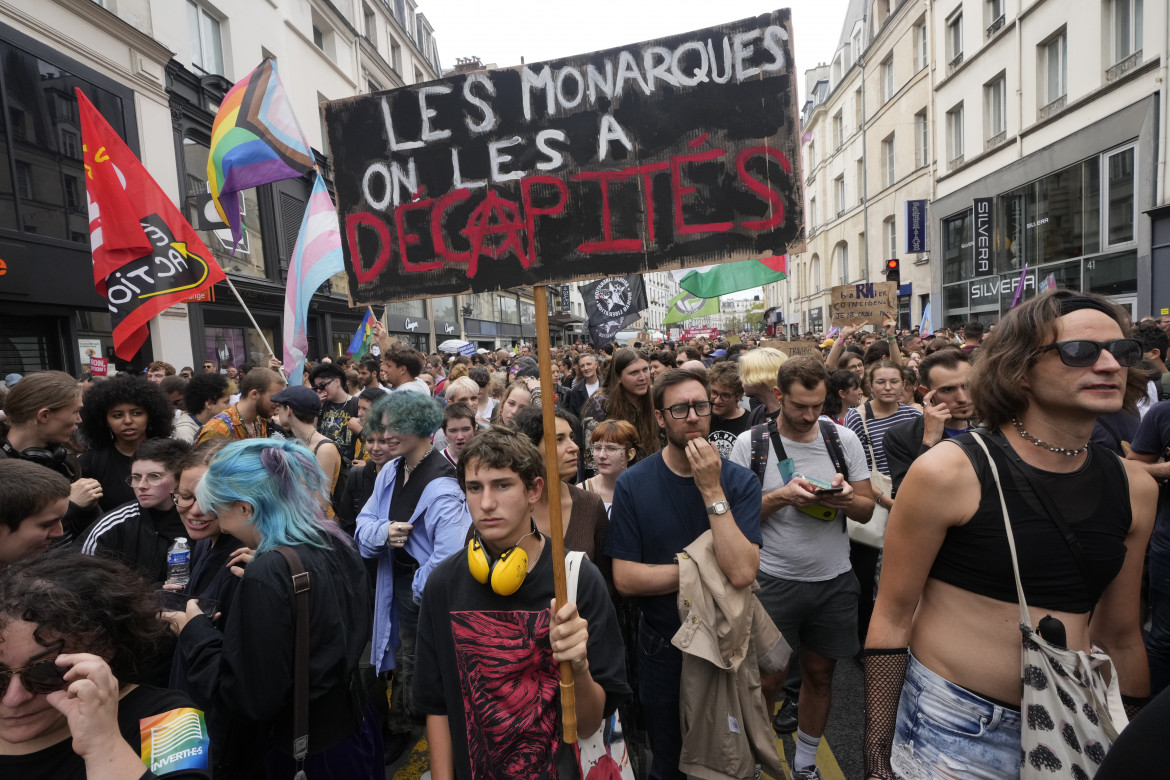 La protesta a Place de la Nation a Parigi contro il governo Barnier