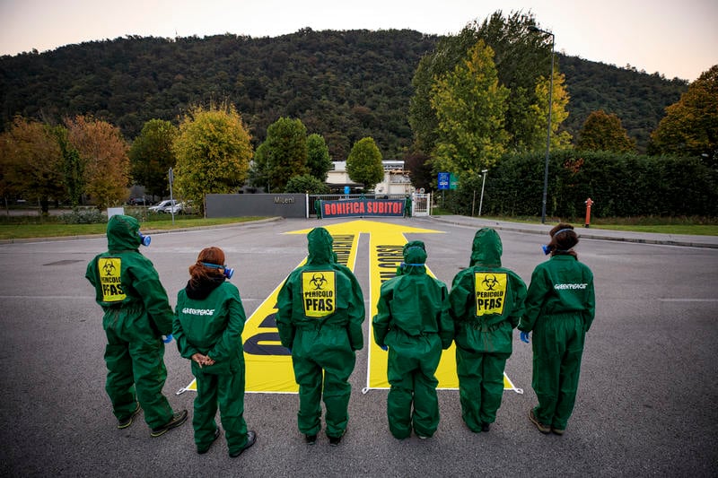 La protesta di attivisti di Greenpeace fuori dall'impianto industriale di Miteni