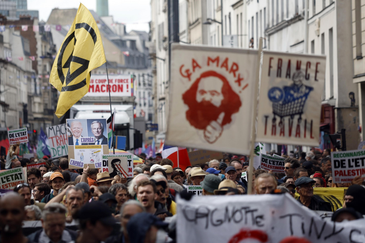 Parigi, un momento del corteo di protesta contro il governo Barnier