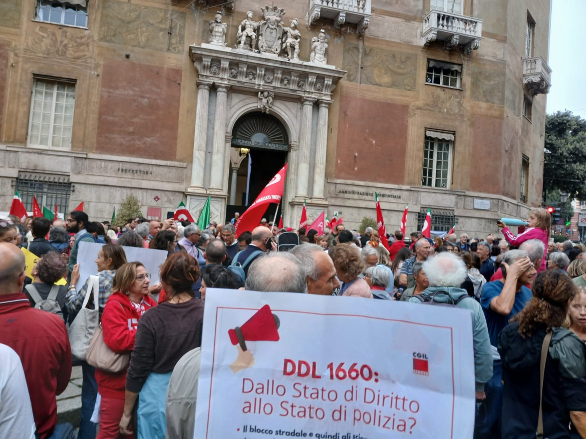 La manifestazione davanti alla prefettura di Genova contro il Ddl 1660