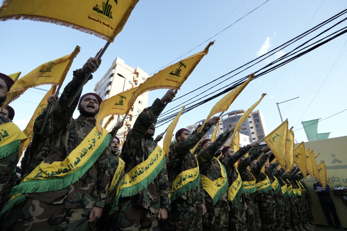 Membri di Hezbollah in parata ai funerali delle vittime degli walkie-talkie esplosivi Ap/Bilal Hussein