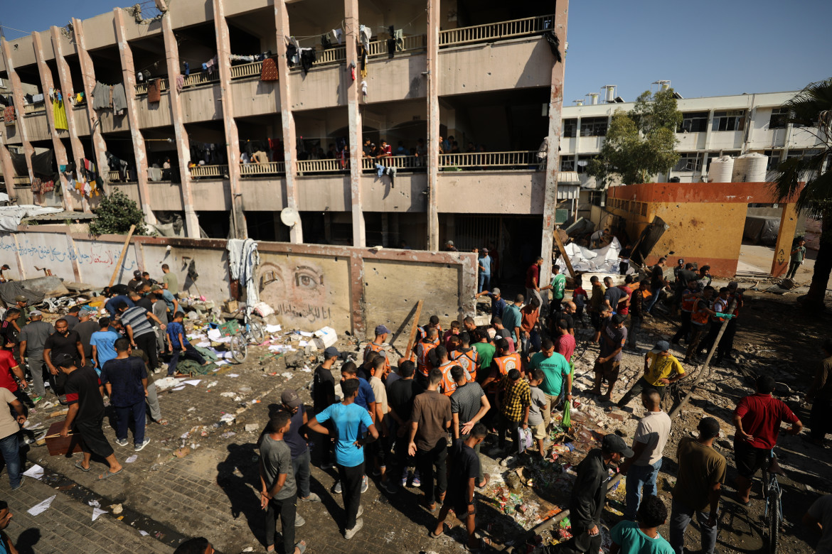 I soccorritori nella scuola di Jabaliya colpita ieri da un raid israeliano foto Getty Images/Dawoud Abo Alkas