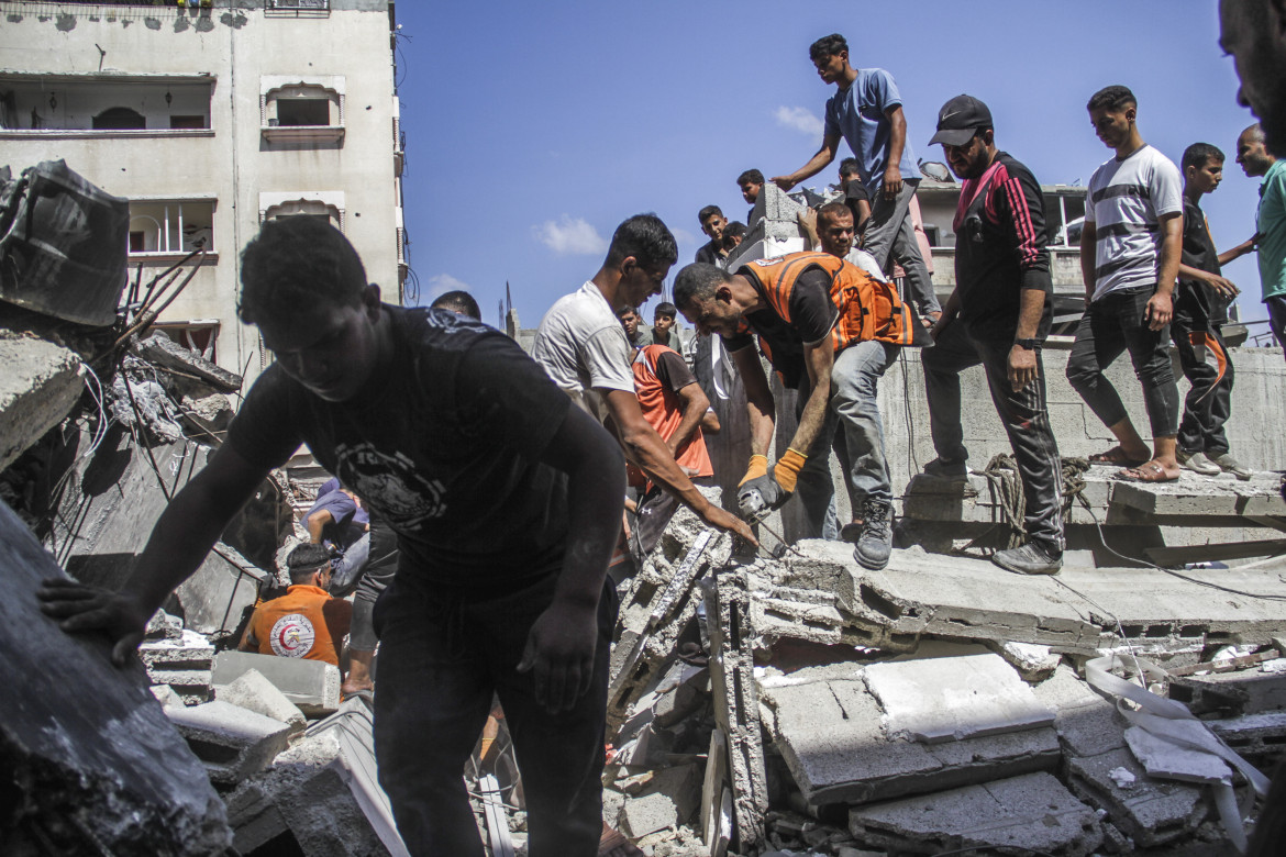 Alla ricerca di sopravvissuti tra le macerie di una casa a Sheikh Radwan, a Gaza foto ZumaPress/Mahmoud Issa