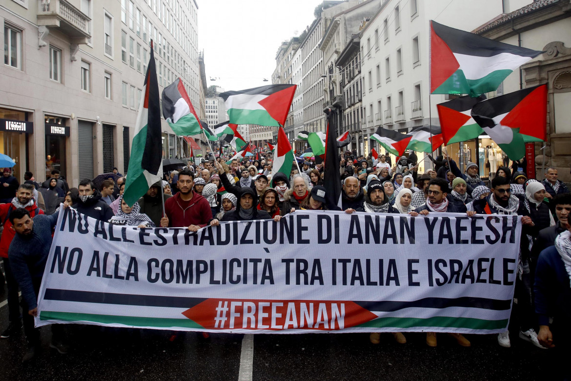 Un corteo a Milano, lo scorso marzo, per la liberazione di Anan Yaeesh (Foto Ansa)