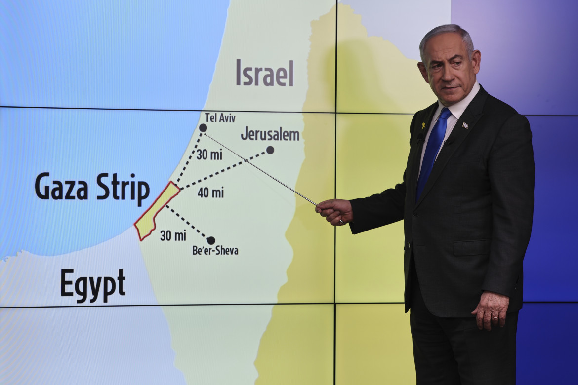 Netanyahu in tv con una mappa che cancella la Cisgiordania palestinese foto Ap