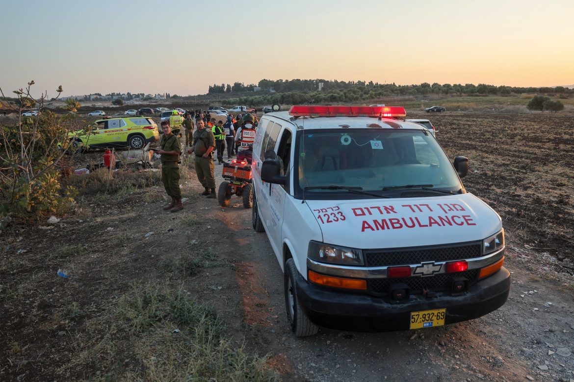 Un razzo lanciato dal Libano ha colpito un'area vicino a Kiryat Ata nel distretto di Haifa, nel nord di Israele foto di Ahmad Gharabli/Getty Images