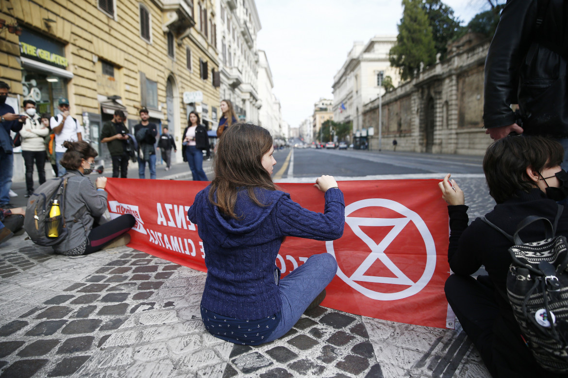 Ad una manifestazione di Extintion Rebellion a Roma foto LaPresse