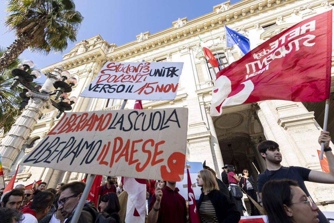 Docenti della scuola e dell'università insieme agli studenti, scioperano davanti il ministero dell’istruzione a Roma, contro il ministro Giuseppe Valditara foto di Massimo Percossi/Ansa