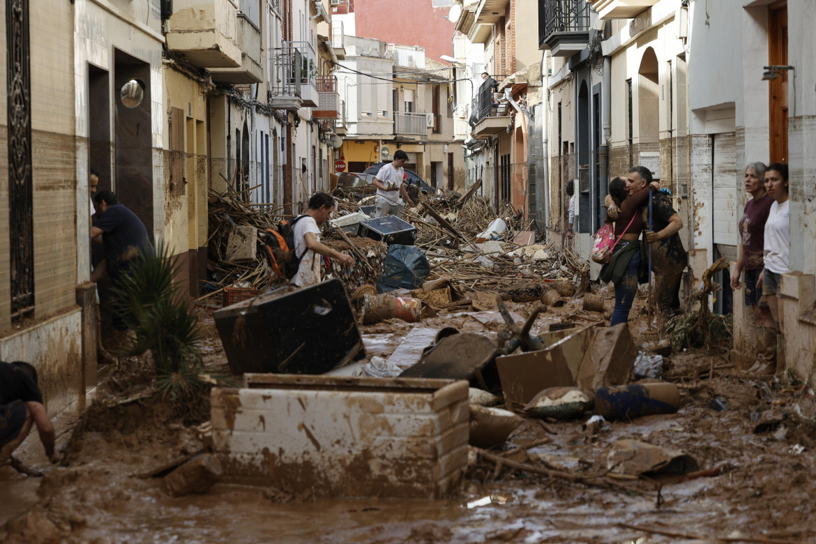 Gli abitanti puliscono le loro case dalla devastazione causata dall'alluvione nel comune di Paiporta, nella provincia di Valencia foto Ansa