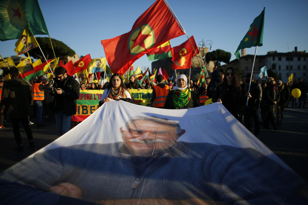 Una manifestazione a Roma per il leader curdo Ocalan foto Vincenzo Livieri/LaPresse