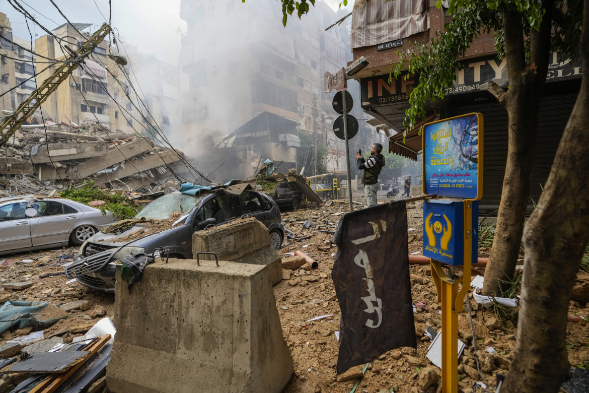 Un edificio distrutto dai raid israeliani a Beirut Ap/Hassan Ammar