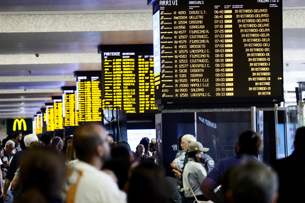 Basta un chiodo per non fare arrivare i treni sotto Salvini