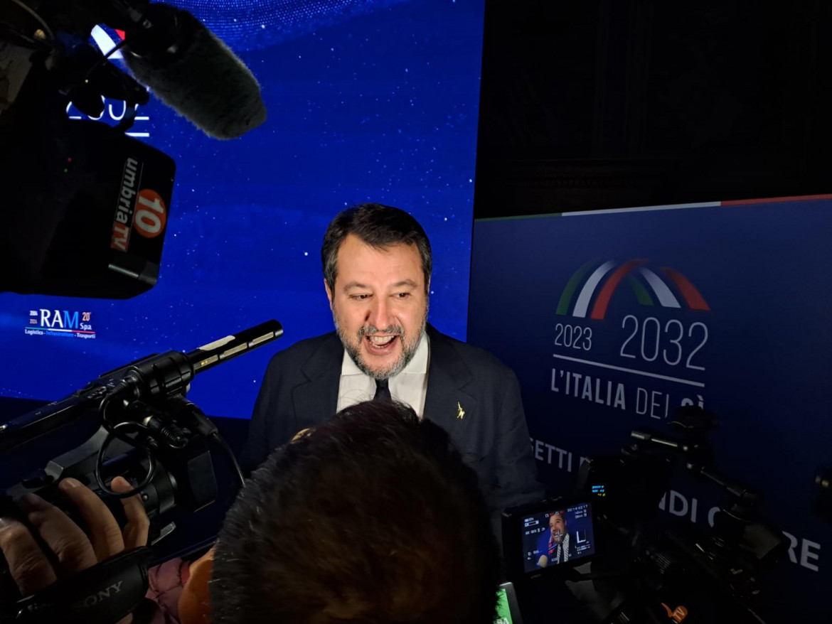 Treni fermi per lo sciopero ma Salvini va a inaugurare la metro a Milano