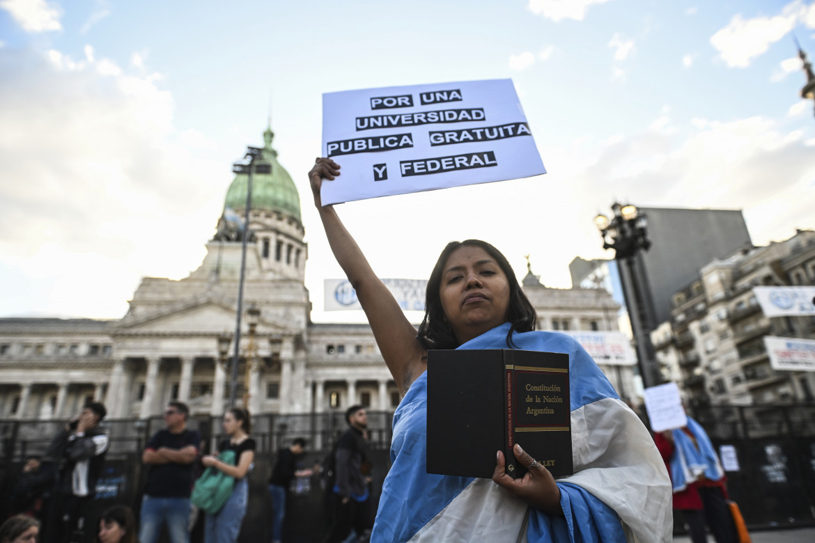 Argentina in piazza per l’università pubblica. Milei abbatte la scure