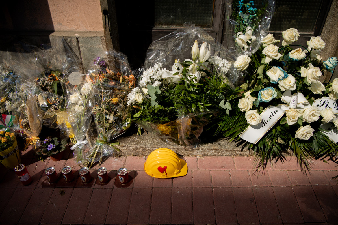 Mazzi di fiori e messaggi di cordoglio davanti alla stazione alla stazione di Brandizzo foto LaPresse