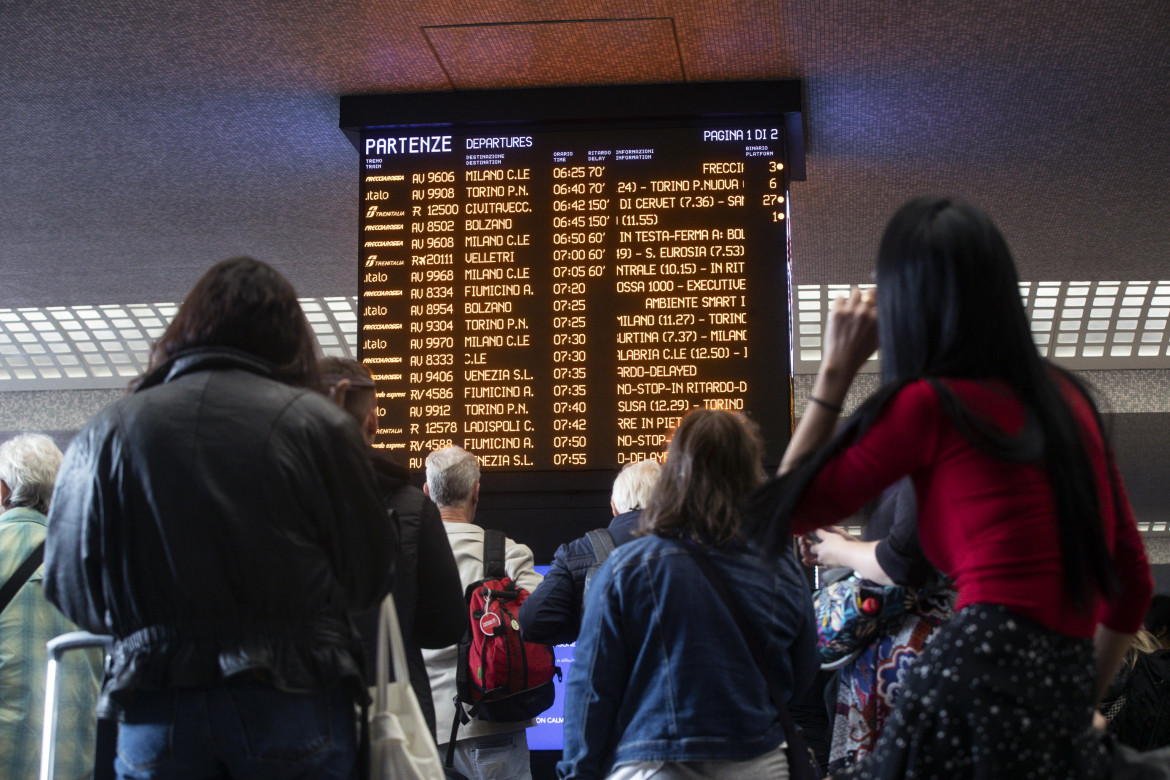 Il tabellone dei treni a Roma Termini foto Ansa