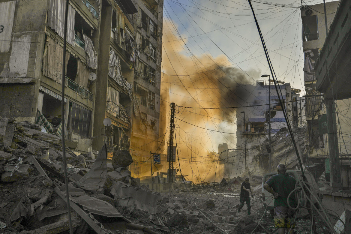 Un uomo tra le rovine del quartiere della Dahieh, dopo una notte di raid israeliani foto Ap/Hassan Ammar