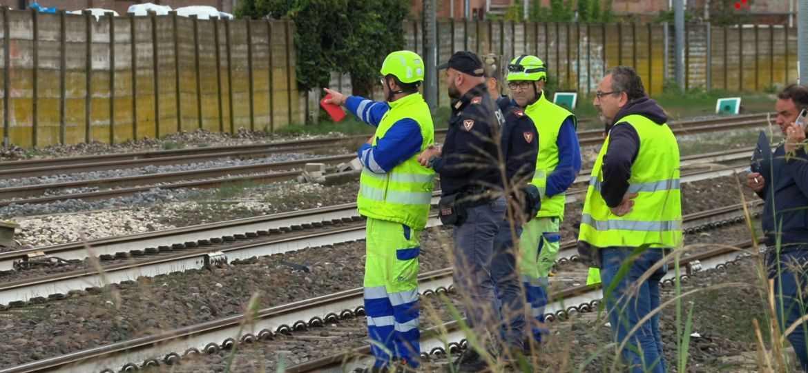 Sopralluogo di polizia e personale Rfi dopo l’incidente a San Giorgio di Piano (Bologna)