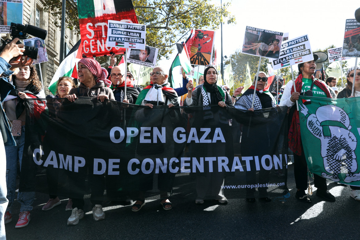 Macron: «Stop alle armi per colpire Gaza», ma il corteo è scettico