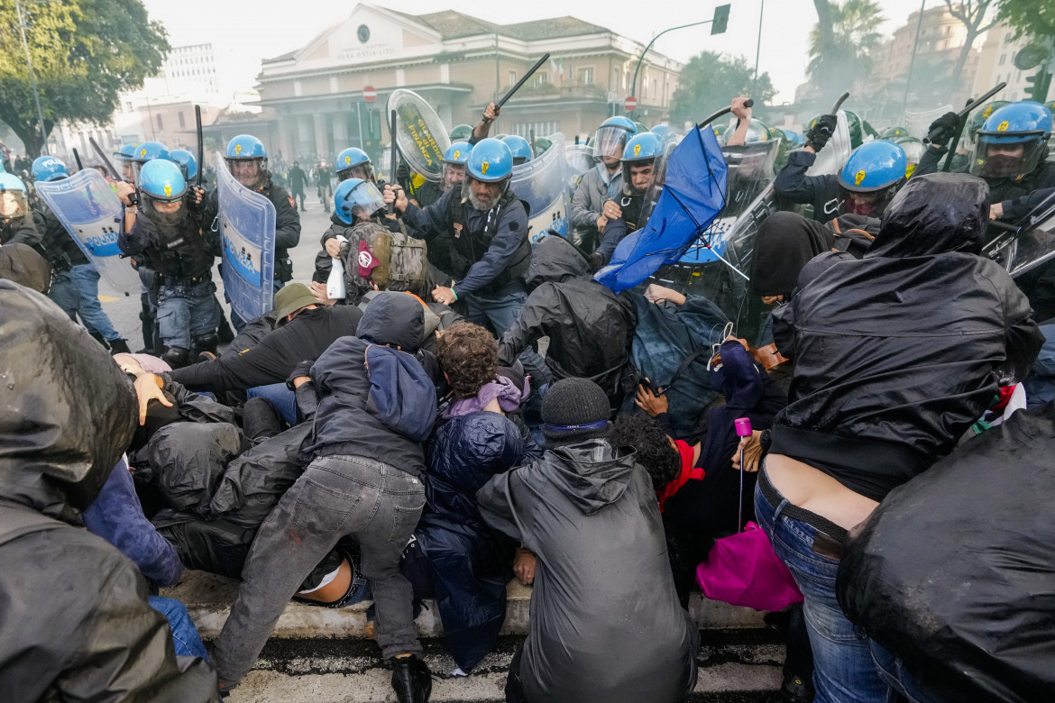 Manganelli e divieti non arrestano la piazza palestinese