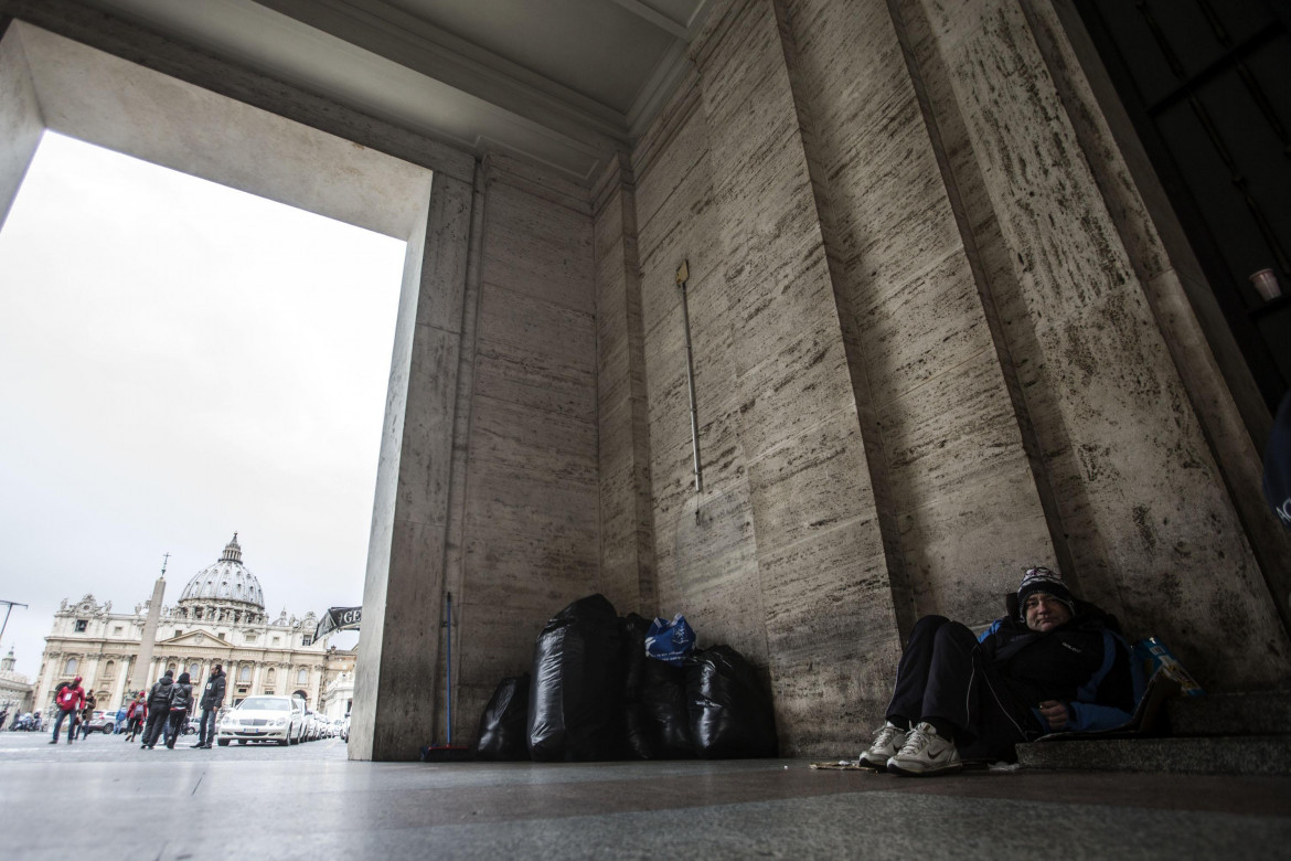 Sgomberi e cancelli. L’evento religioso nasconde la povertà