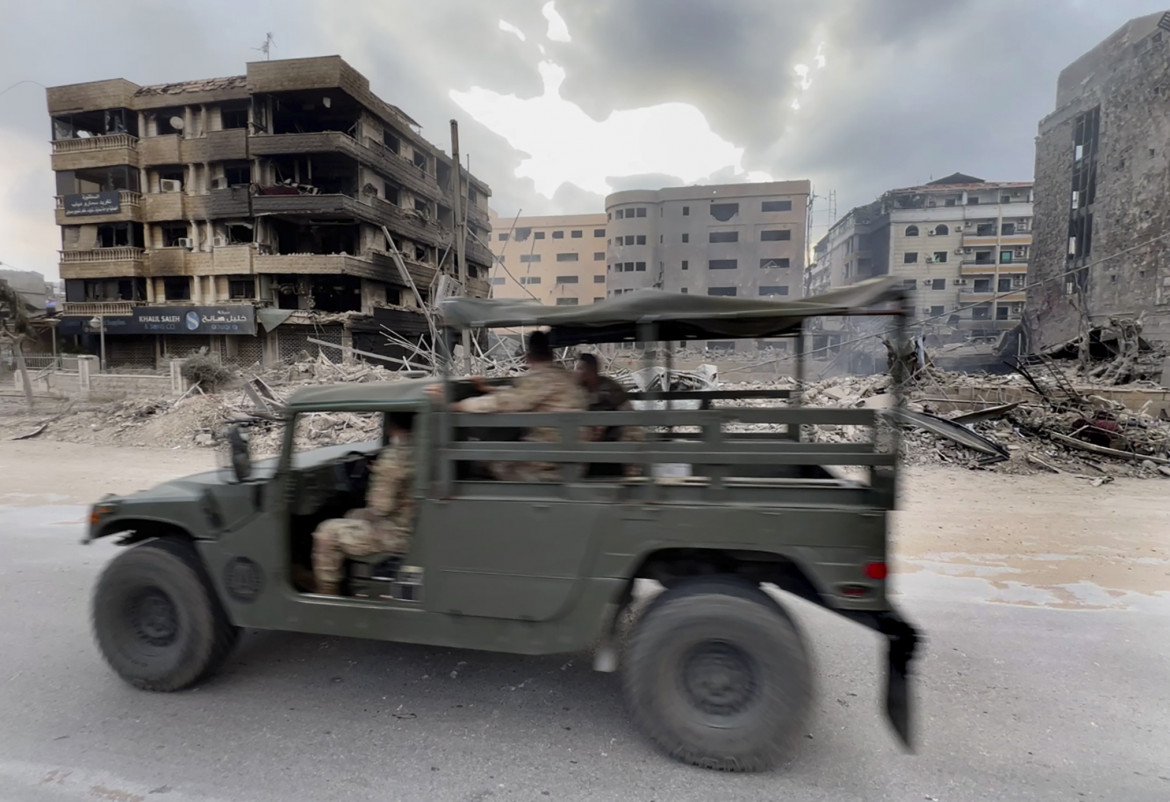 Un veicolo dell’esercito libanese a Dahiyeh, quartiere di Beirut