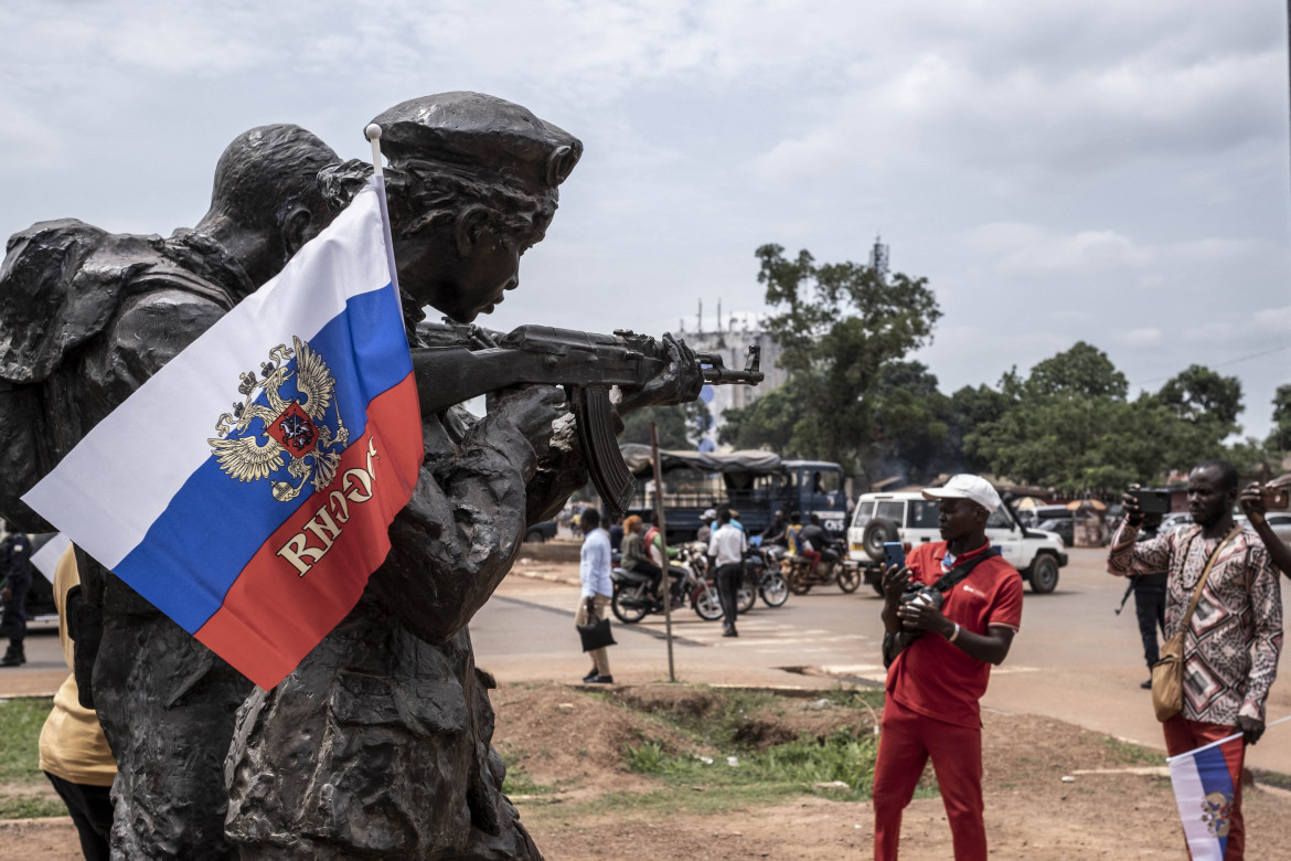 La statua dedicata ai mercenari della Wagner a Bangui, capitale della Repubblica Centrafricana, con bandiera russa