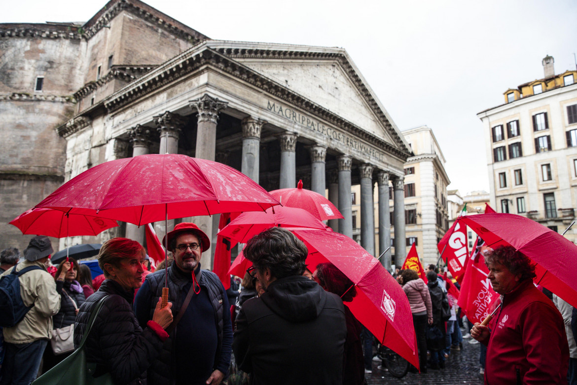 Cgil, Uil e opposizioni: «Porcheria il ddl lavoro»