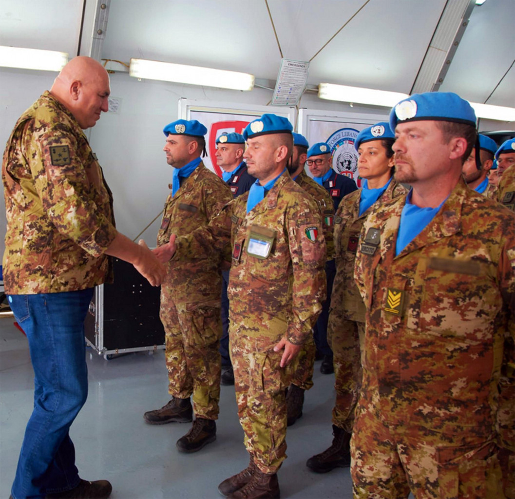 Guido Crosetto, in Libano, quando ha incontrato il contingente italiano dell’Unifil un anno fa foto Ansa